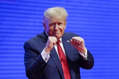 Trump escala tensión con Zelenski: lo llama dictador y lo amenaza