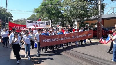 Movilización de la UNA en Avda. Mcal. López por nivelación salarial