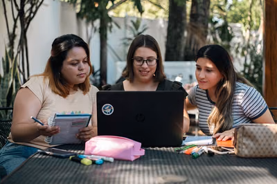 Sector servicios: clave en el empleo juvenil en Paraguay