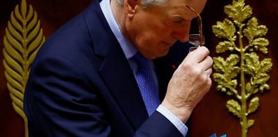 Crisis en Francia: Macron busca salida tras destitución de Barnier