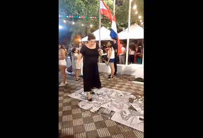Hurrera cartista pisotea obra sobre la dictadura stronista