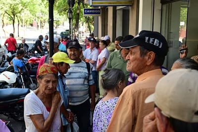 Adultos mayores esperan horas para cobrar pensiones y se van con las manos vacías