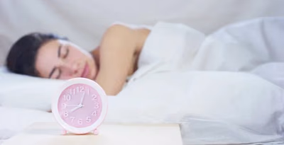 Dormir tarde aumenta riesgo de problemas mentales, según estudio
