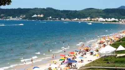 Alerta sanitaria: 45 playas contaminadas en Brasil este verano