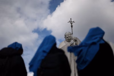 El papa Francisco evoluciona tras crisis respiratoria