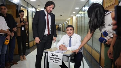 Senadores exponen sobrecosto en pupitres adquiridos por Itaipú