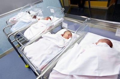 Fecundidad en descenso y maternidad tardía alertan al país