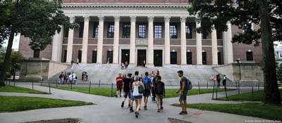 Trump prohíbe a Harvard inscribir estudiantes extranjeros