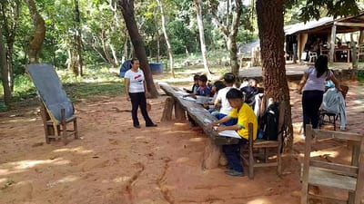 Escuela indígena sin aulas ni baños adecuados en Amambay