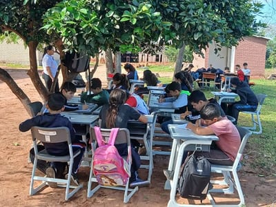 Alumnos en Yaguareté Forest reciben clases bajo árboles