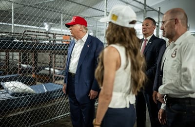 Trump inaugura cárcel migratoria en zona de caimanes