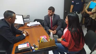 Funcionaria municipal y policía condenadas por cobrar documentos gratuitos