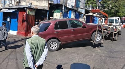 Retiran autos mal estacionados en el Mercado 4