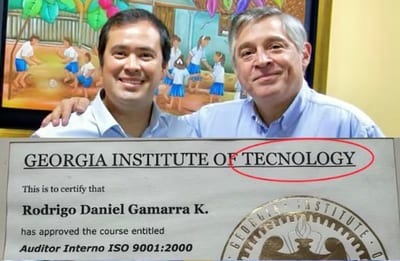 Rodrigo Gamarra expone diplomas con errores groseros