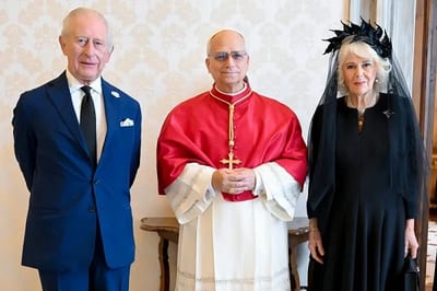 Rey Carlos y Papa León XIV rezan juntos en el Vaticano