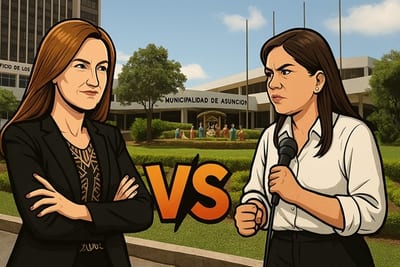 dos mujeres políticas se enfrentan frente al edificio de la Municipalidad de Asunción, con un “VS” en el centro y un pesebre al fondo.