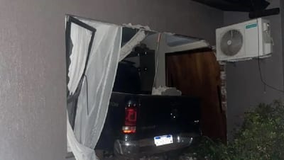 Conductor de 79 años chocó contra su propia vivienda