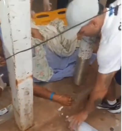 Denuncian caída de paciente durante traslado hospitalario