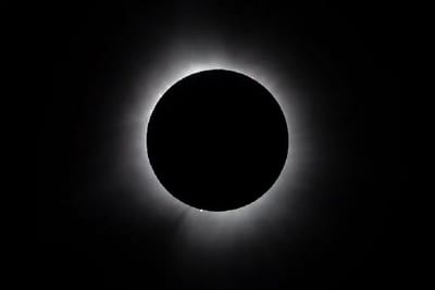 Artemis II inicia regreso a la Tierra y observa eclipse solar
