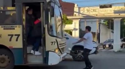 Se plantó frente a un bus y casi fue atropellado