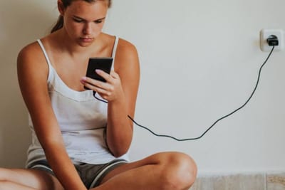 Así afecta al celular usarlo mientras está enchufado