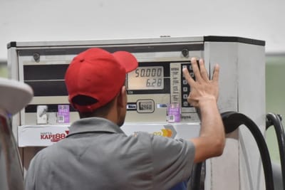 Expertos ven lejanas nuevas bajas importantes en combustibles
