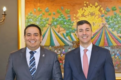 Santiago Peña y Ricardo Estigarribia protagonizan cruce tras acto oficial