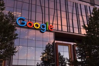 Google recibe multa de 403 millones por datos de ubicación