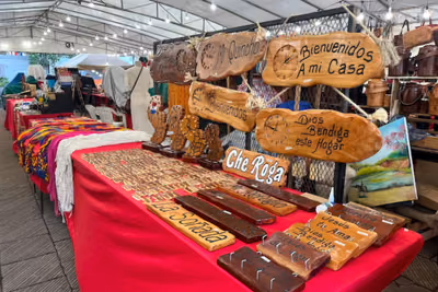 Plaza de la Democracia: feria artesanal por el Día del Folklore