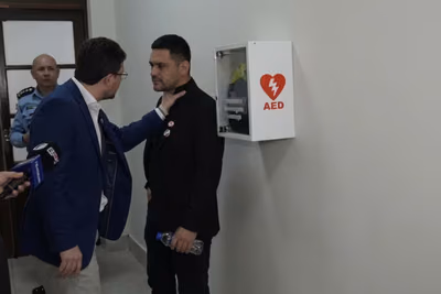Viceministro de Salud encara y toma del cuello a un médico