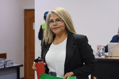 Juicio a Hernán Rivas: funcionaria del MEC tropieza al defender informe sobre título de abogado