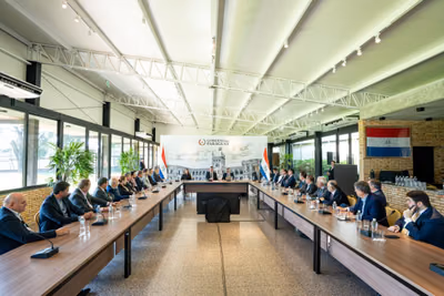 Peña y miembros del BCP reciben a representantes de bancos tras reclamos del Senado