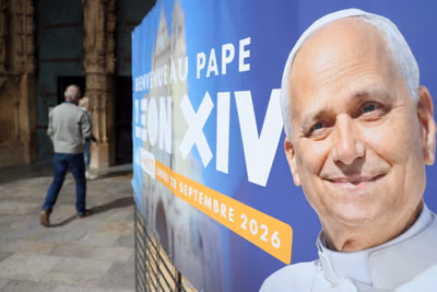 Previo a su viaje a Sudamérica, el papa León XIV se reúne con víctimas y migrantes en Francia