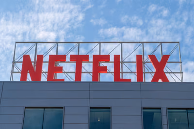 Netflix anuncia despidos tras caída del 40% de sus acciones