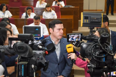 Diputado cartista reflota ley contra el pánico financiero en el país