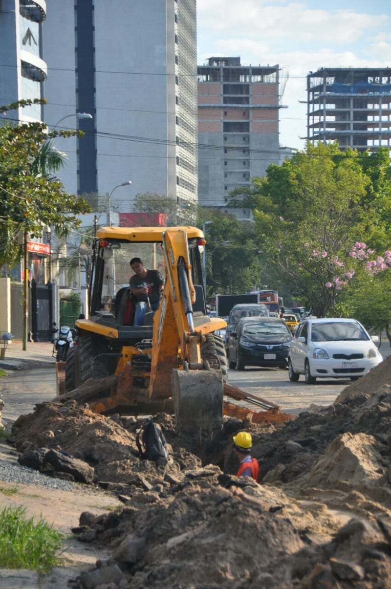Tránsito agobiante por obras de ESSAP sobre Aviadores