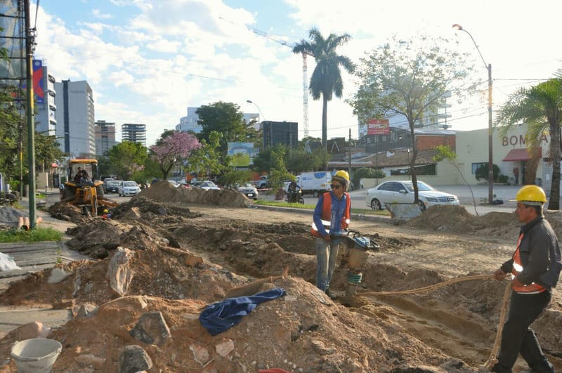 Tránsito agobiante por obras de ESSAP sobre Aviadores