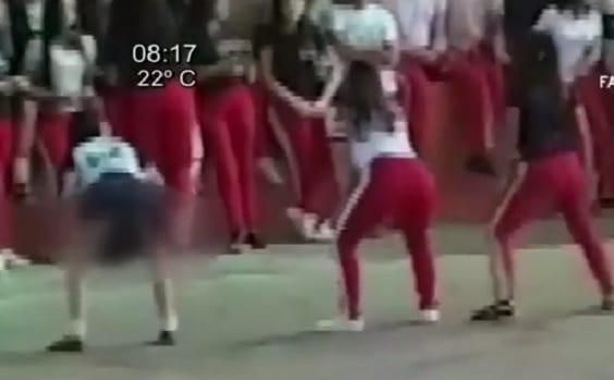 Estudiantes festejan la amistad “perreando”