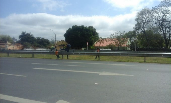 Alumnos arriesgan su vida al cruzar peligrosa autopista
