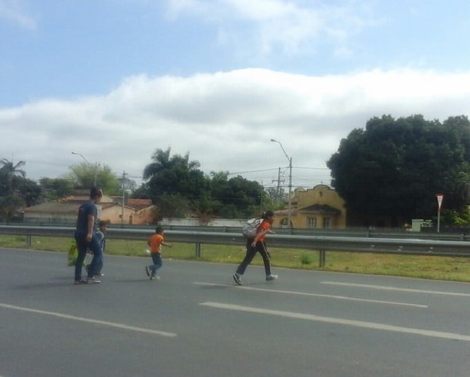 Alumnos arriesgan su vida al cruzar peligrosa autopista