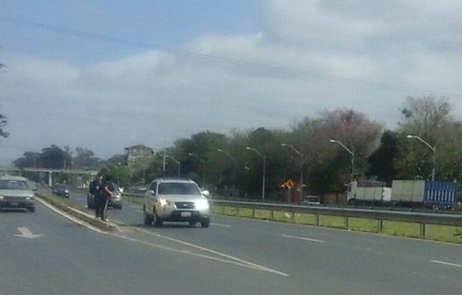 Alumnos arriesgan su vida al cruzar peligrosa autopista