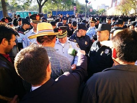 Policía impide que labriegos desfilen por aniversario de Asunción