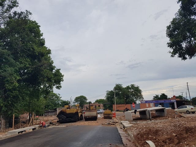 Solo en Paraguay: Una columna en medio de avenida en construcción