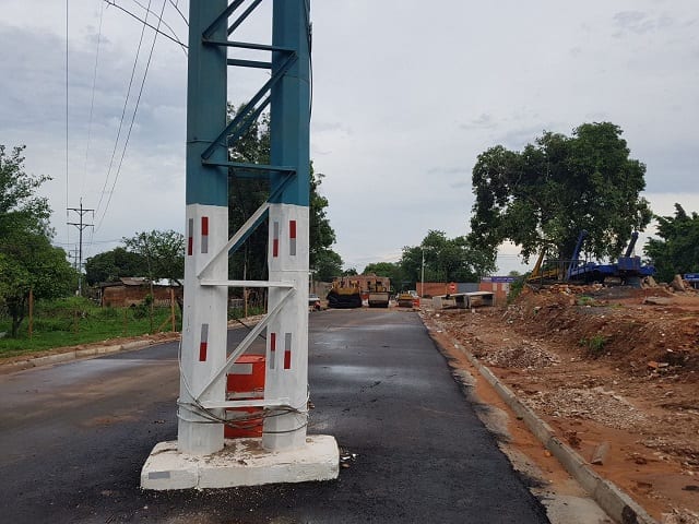 Solo en Paraguay: Una columna en medio de avenida en construcción