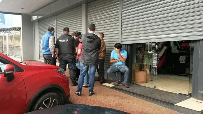 Empleado balea a asaltantes