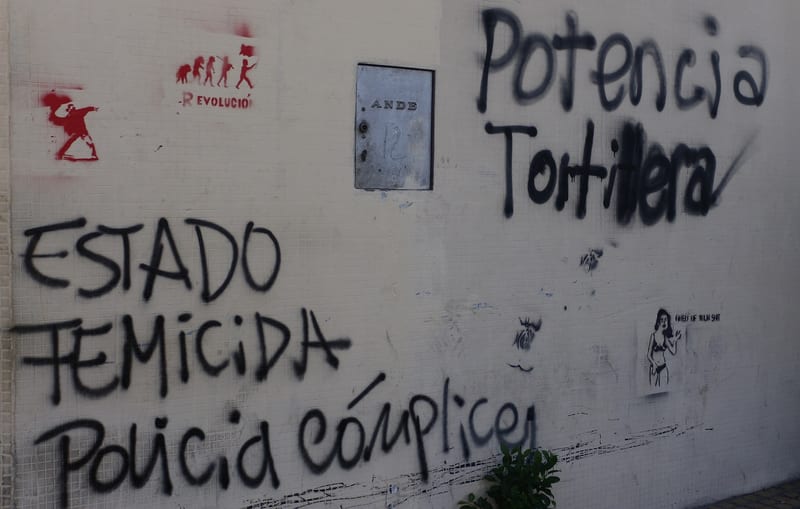 Buscan identificar a responsables de pintata durante marcha feminista