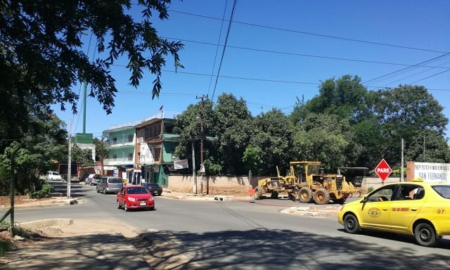 Cinco meses de retraso en avenida Laguna Grande