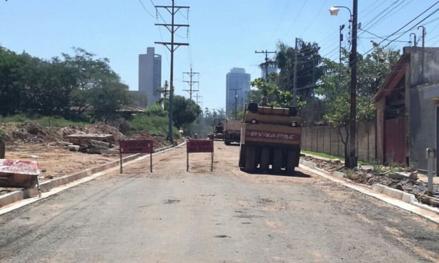 Cinco meses de retraso en avenida Laguna Grande
