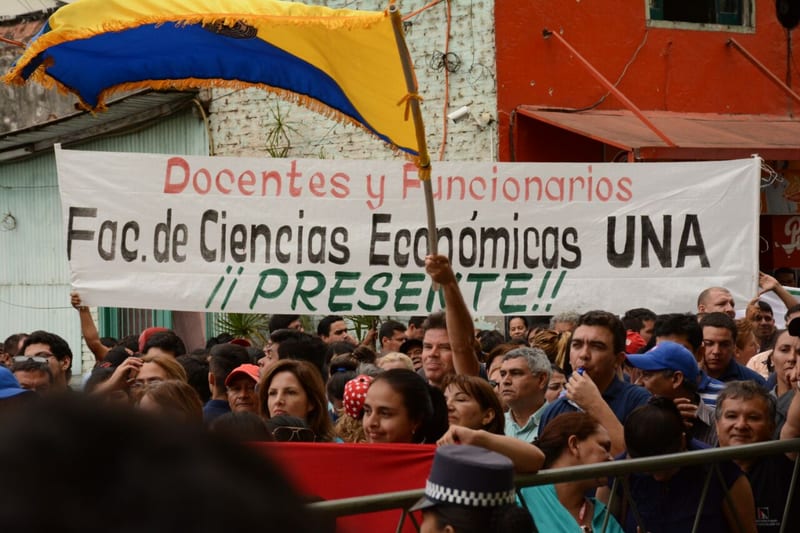 Ministra acepta diálogo y manifestantes de la UNA desbloquean sede de Hacienda
