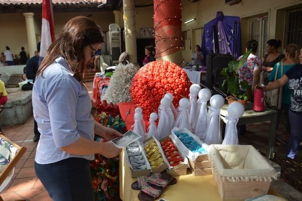 Elaboran artesanía en busca de la reinserción